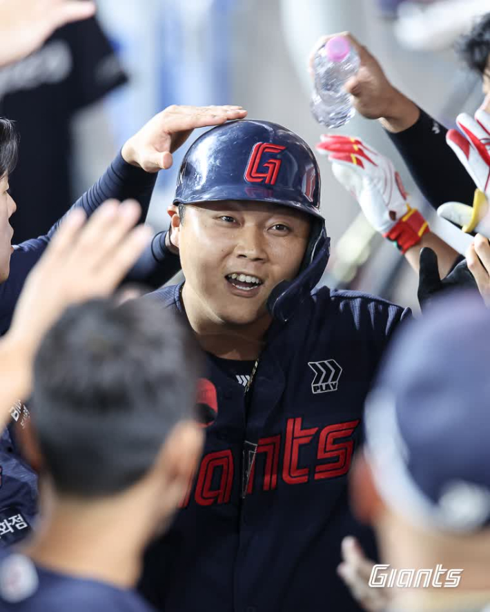 롯데 한동희가 19일 한화와 원정에서 8회초 동점 1점 홈런을 날린 뒤 동료들의 축하를 받고 있다. 롯데 