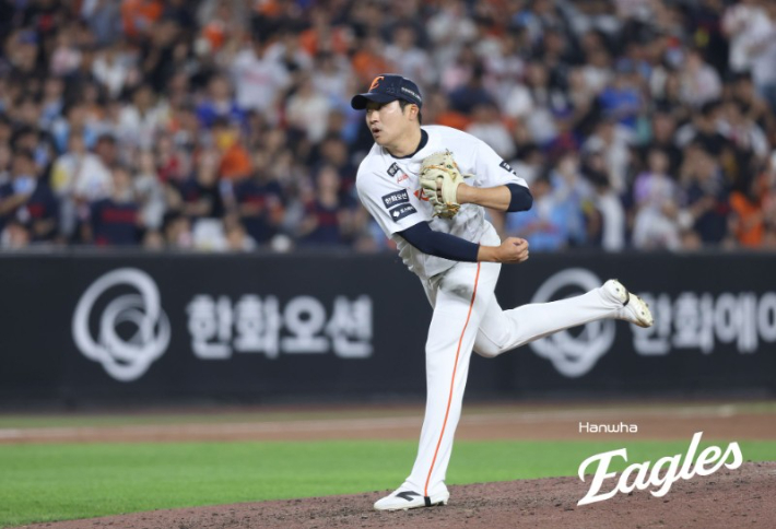 '이민우 너마저…' 19일 롯데와 홈 경기에 등판한 한화 이민우가 역투하고 있다. 그러나 8회 연속 안타를 맞고 역전을 허용했다. 한화 이글스 