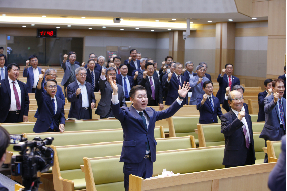 황순환 목사와 참석자들이 선거 승리를 다짐하는 구호를 제창하고 있다. 서원경교회 제공