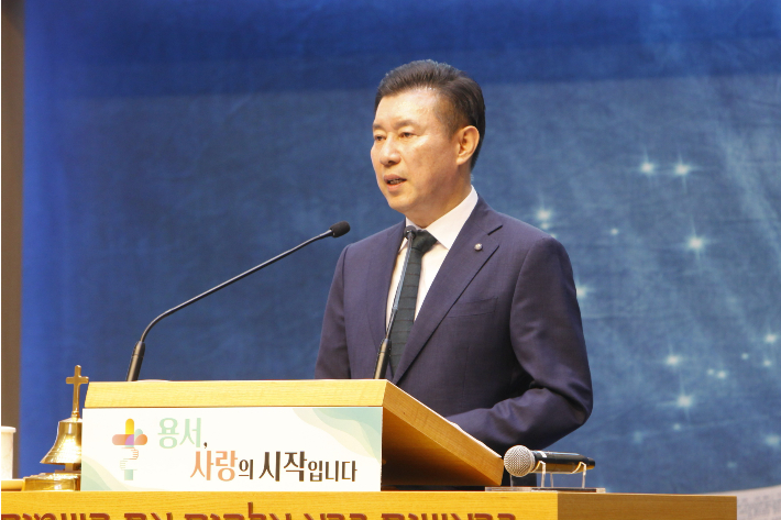 황순환 목사가 인사말을 하고 있다. 서원경교회 제공