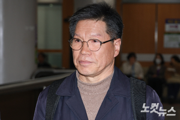 사자명예훼손과 정보통신망법 위반, 집회 및 시위에 관한 법률 위반 혐의를 받는 위안부법폐지국민행동 김병헌 대표가 서울 서초구 서울중앙지법에서 열린 구속 전 피의자 심문(영장실질심사)에 출석하고 있다. 황진환 기자