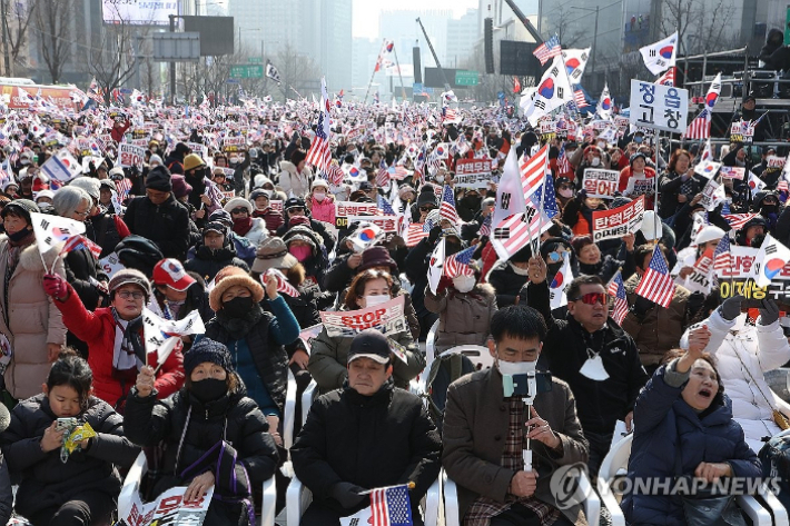 극우 개신교계 집회에 태극기와 성조기, 이스라엘 국기가 함께 등장하는 모습.  발제자들은 "아이러니하게도, 상당수의 그리스도인들이 종말의 영적 이스라엘을 정치적 이스라엘 국가와 동일시 하면서 이스라엘 극우 정치세력을 맹목적으로 지지한다"며 "생명과 평화를 파괴하고 있다"고 지적했다. 연합뉴스