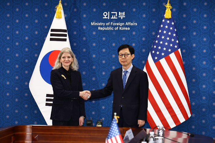 박윤주 외교부 1차관과 앨리슨 후커 미국 국무부 정무차관이 10일 오후 서울 종로구 외교부 청사에서 열린 한미 외교차관 전략대화에서 악수하고 있다. 연합뉴스