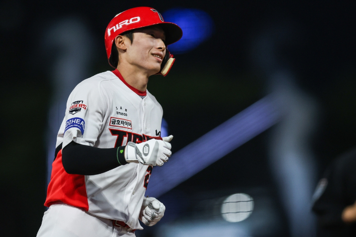 KIA 김호령이 19일 LG를 상대로 홈런을 날린 뒤 미소를 짓고 있다. KIA 타이거즈  
