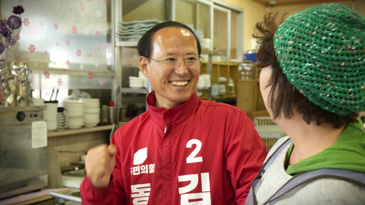 지역 상인과 얘기를 나누고 있는 김기하 후보. 김 후보 페이스북 캡처