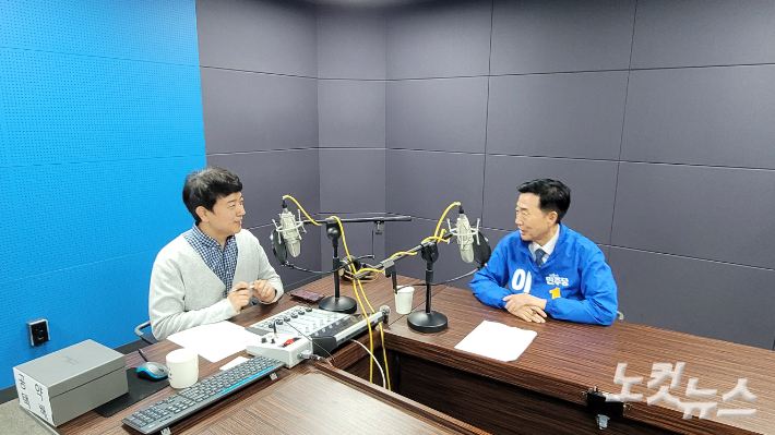 강원영동CBS '6·3 지방선거 특집 후보자 초청 대담' 인터뷰를 진행하고 있는 더불어민주당 이정학 동해시장 후보. 전영래 기자