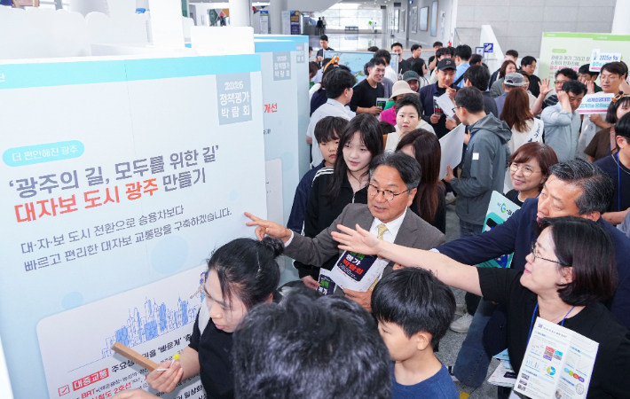 강기정 광주광역시장이 지난 2025년 5월24일 오후 시청1층 시민홀에서 진행된 '2025정책평가박람회'에 참여해 부스를 찾은 시민들과 정책에 대한 의견을 수렴하고 있다. 광주광역시 제공