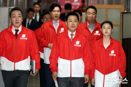 중앙선대위 회의 참석하는 장동혁 대표