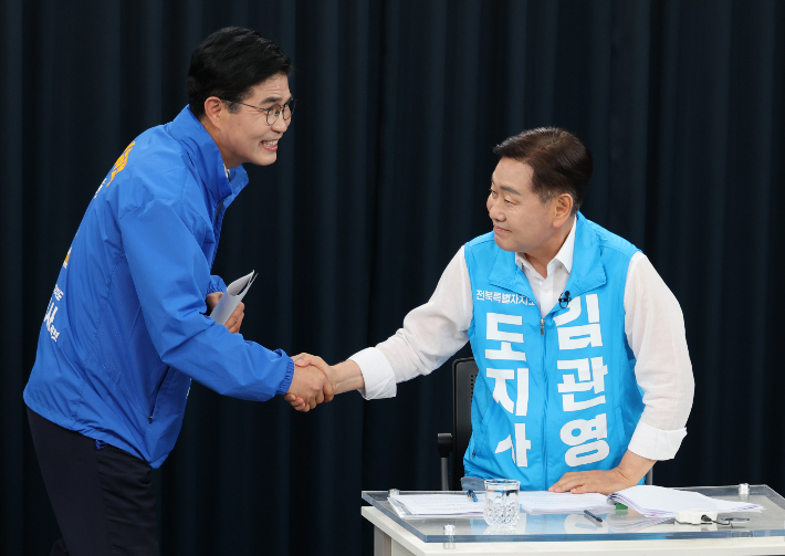악수하는 이원택 더불어민주당 전북특별자치도지사 후보(왼쪽)와 무소속 김관영 후보. 연합뉴스