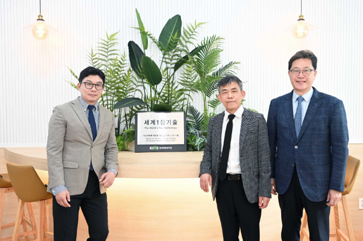 한국재료연구원 가스터빈용 950℃ 이상급 TiAl 소재 기술이 '세계 1등 기술'로 선정됐다. (왼쪽부터 김성웅 책임연구원, 나영상 극한재료연구소장, 김승언 책임연구원). 한국재료연구원 제공 