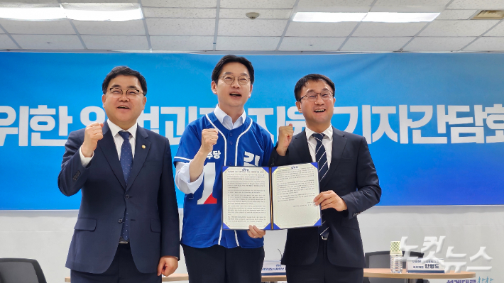 민주당 한병도 원내대표(오른쪽)·김경수 경남지사 후보(가운데)·허성무 국회의원. 최호영 기자 