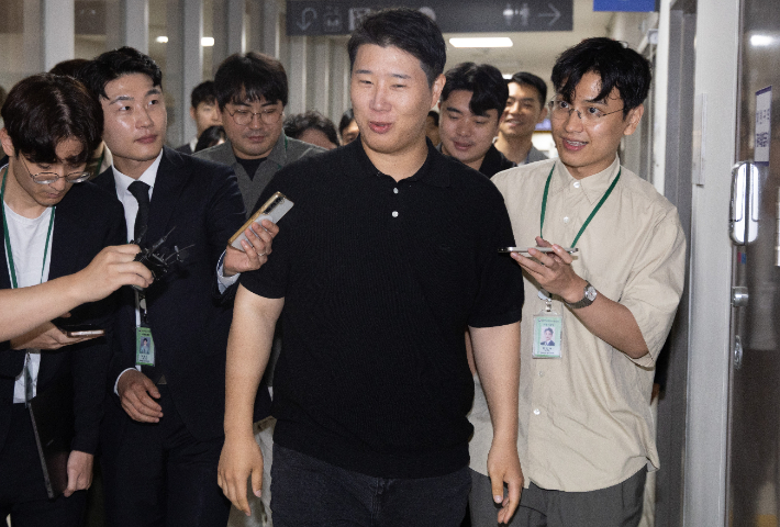 삼성그룹 초기업노동조합 삼성전자지부 최승호 위원장이 총파업 예고시점을 하루 앞둔 20일 정부세종청사 중앙노동위원회에서 열린 3차 사후조정 회의에 참석한 뒤 회의장을 나가며 취재진의 질문을 받고 있다. 연합뉴스