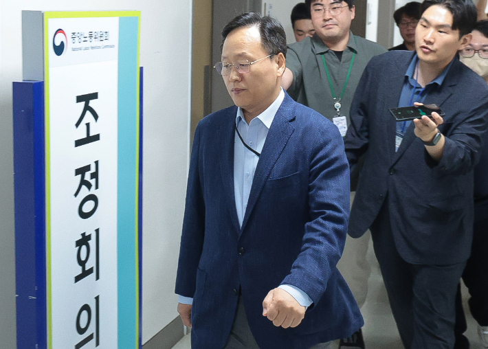 삼성전자 사측 대표교섭위원인 여명구 DS(디바이스솔루션·반도체 사업 담당) 피플팀장이 20일 정부세종청사 중앙노동위원회에서 총파업 예고 시점을 하루 앞두고 열린 3차 사후조정 회의에 들어가고 있다. 연합뉴스
