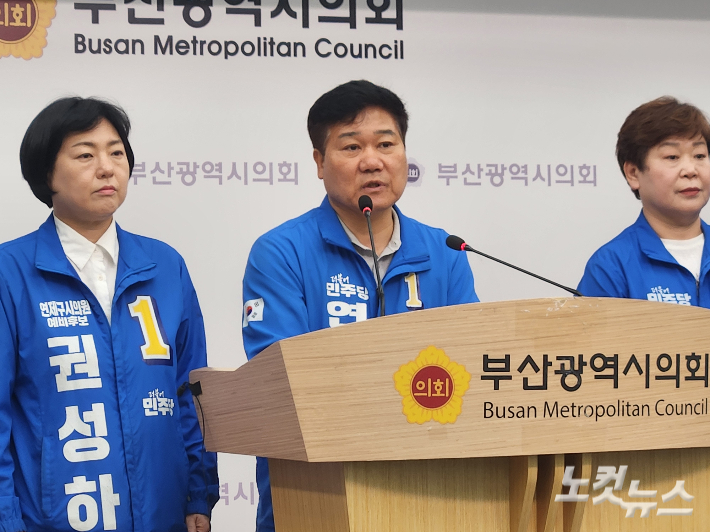부산 연제구청장 민주·진보 단일 후보로 진보당 노정현 후보가 선출되면서 민주당 이정식 후보와 노 후보가 20일 오전 부산시의회 브리핑룸에서 합동 기자회견을 열었다.  정혜린 기자