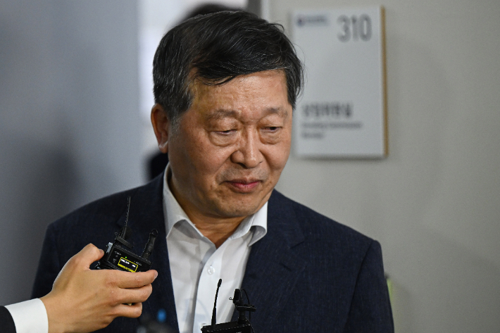 박수근 중앙노동위원장이 20일 새벽 정부세종청사 중앙노동위원회에서 사후조정 회의를 마친 뒤 취재진의 질문에 답하고 있다. 연합뉴스