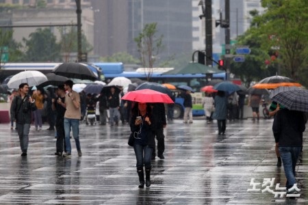 우산 쓴 시민들