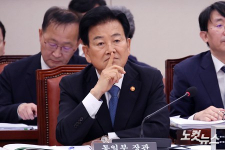생각에 잠긴 정동영 통일부 장관