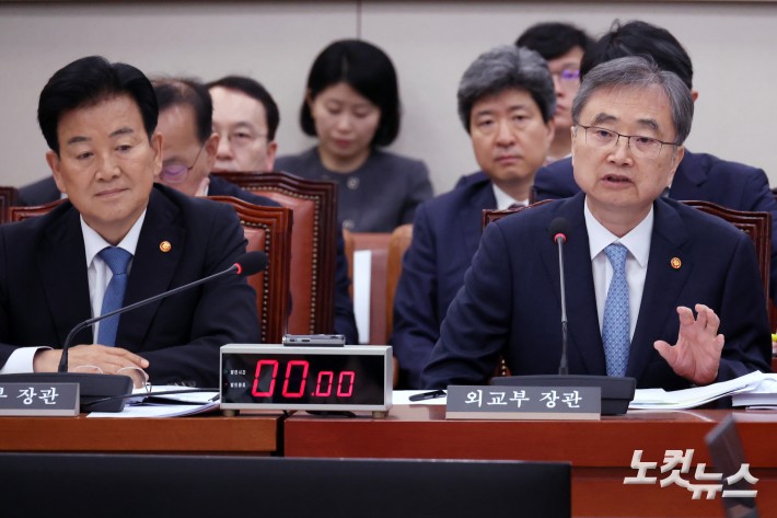 외통위 현안질의 출석한 조현 외교부 장관-정동영 통일부 장관