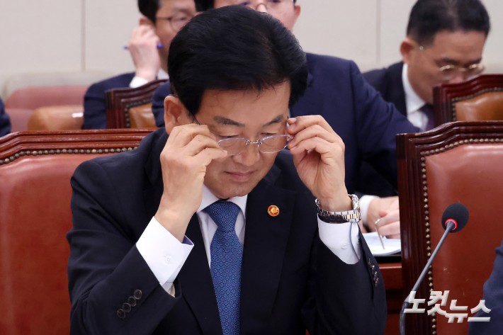 안경 고쳐쓰는 정동영 통일부 장관