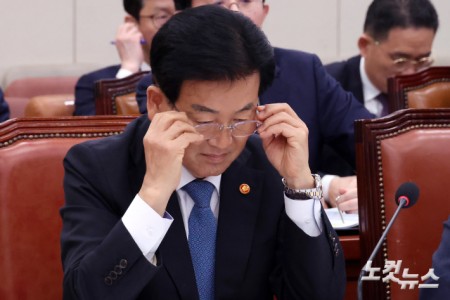 안경 고쳐쓰는 정동영 통일부 장관
