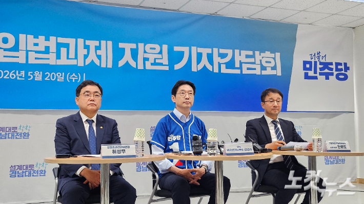 민주당 한병도 원내대표(오른쪽)·김경수 경남지사 후보(가운데)·허성무 국회의원. 최호영 기자