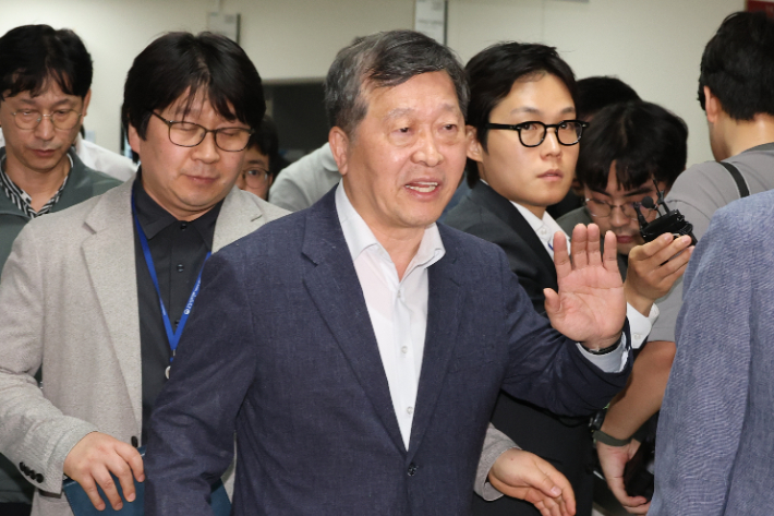 박수근 중앙노동위원장이 20일 정부세종청사 중앙노동위원회에서 노사 양측의 협상 결렬 과정에 대해 설명한 뒤 협상장을 떠나고 있다. 연합뉴스
