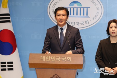 경기 평택을 국회의원 재선거에 출마한 조국혁신당 조국 후보가 20일 서울 여의도 국회 소통관에서 6.3 지방선거 현안 관련 기자회견을 하고 있다.