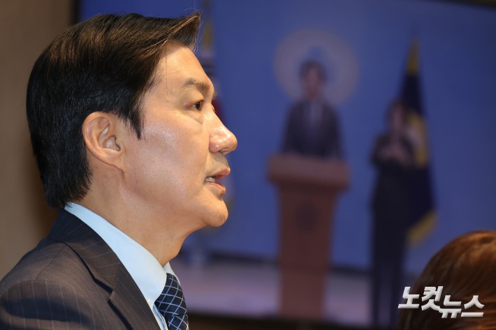 경기 평택을 국회의원 재선거에 출마한 조국혁신당 조국 후보가 20일 서울 여의도 국회 소통관에서 6.3 지방선거 현안 관련 기자회견을 하고 있다.
