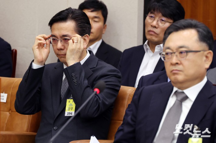 이한우 현대건설 대표이사가 20일 서울 여의도 국회에서 열린 국토교통위원회 전체회의 GTX-A 삼성역 구간 철근 누락에 대한 현안 질의에 출석해 안경을 만지고 있다.