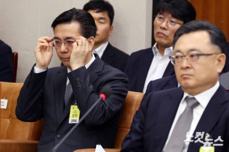 이한우 현대건설 대표이사가 20일 서울 여의도 국회에서 열린 국토교통위원회 전체회의 GTX-A 삼성역 구간 철근 누락에 대한 현안 질의에 출석해 안경을 만지고 있다.