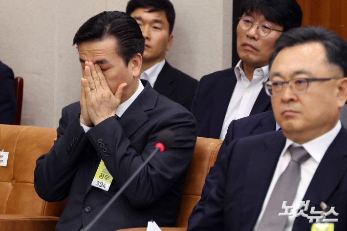 이한우 현대건설 대표이사가 20일 서울 여의도 국회에서 열린 국토교통위원회 전체회의 GTX-A 삼성역 구간 철근 누락에 대한 현안 질의에 출석해 얼굴을 만지고 있다.