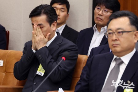 이한우 현대건설 대표이사가 20일 서울 여의도 국회에서 열린 국토교통위원회 전체회의 GTX-A 삼성역 구간 철근 누락에 대한 현안 질의에 출석해 얼굴을 만지고 있다.