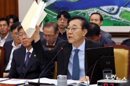 김윤덕 국토교통부 장관이 20일 서울 여의도 국회에서 열린 국토교통위원회 전체회의 GTX-A 삼성역 구간 철근 누락에 대한 현안 질의에서 의원 질의에 답변을 하고 있다.