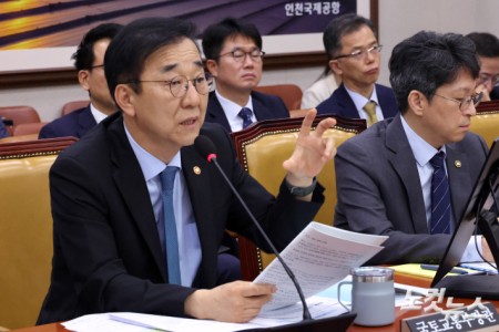 김윤덕 국토교통부 장관이 20일 서울 여의도 국회에서 열린 국토교통위원회 전체회의 GTX-A 삼성역 구간 철근 누락에 대한 현안 질의에서 의원 질의에 답변을 하고 있다.