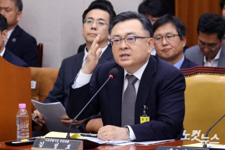 김성보 서울시 시장 권한대행이 20일 서울 여의도 국회에서 열린 국토교통위원회 전체회의 GTX-A 삼성역 구간 철근 누락에 대한 현안 질의에 출석해 의원 질의에 답변을 하고 있다.