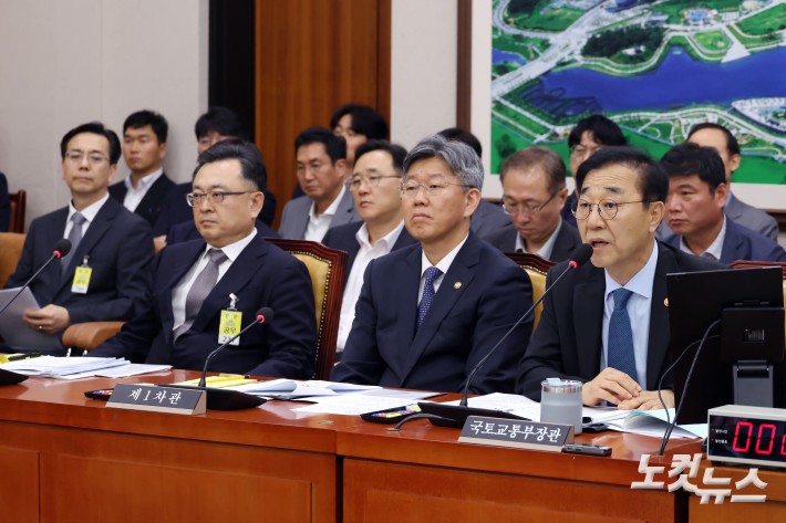 김윤덕 국토교통부 장관이 20일 서울 여의도 국회에서 열린 국토교통위원회 전체회의 GTX-A 삼성역 구간 철근 누락에 대한 현안 질의에서 의원 질의에 답변을 하고 있다.
