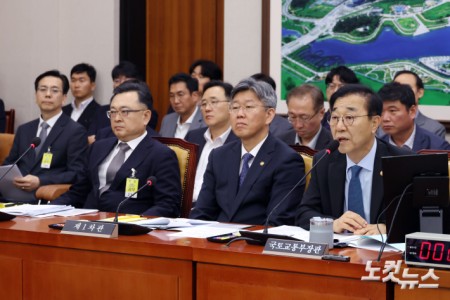 김윤덕 국토교통부 장관이 20일 서울 여의도 국회에서 열린 국토교통위원회 전체회의 GTX-A 삼성역 구간 철근 누락에 대한 현안 질의에서 의원 질의에 답변을 하고 있다.