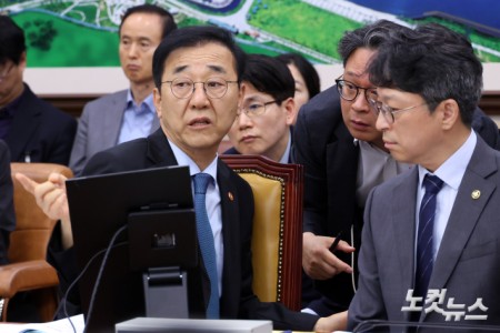 김윤덕 국토교통부 장관이 20일 서울 여의도 국회에서 열린 국토교통위원회 전체회의 GTX-A 삼성역 구간 철근 누락에 대한 현안 질의에서 관계들과 대화를 하고 있다.