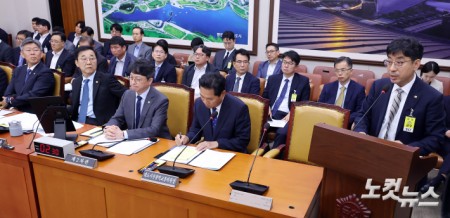 이안호 국가철도공단 이사장 직무대행이 20일 서울 여의도 국회에서 열린 국토교통위원회 전체회의 GTX-A 삼성역 구간 철근 누락에 대한 현안 질의에 출석해 의원 질의에 답변을 하고 있다.