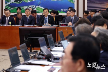 김윤덕 국토교통부 장관이 20일 서울 여의도 국회에서 열린 국토교통위원회 전체회의 GTX-A 삼성역 구간 철근 누락에 대한 현안 질의에서 의원 질의에 답변을 하고 있다.