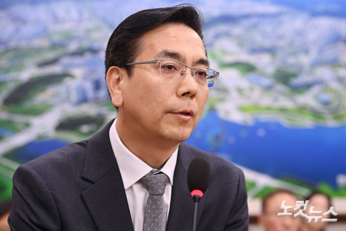 이한우 현대건설 대표이사가 20일 서울 여의도 국회에서 열린 국토교통위원회 전체회의 GTX-A 삼성역 구간 철근 누락에 대한 현안 질의에 출석해 의원 질의에 답변을 하고 있다