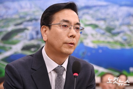 이한우 현대건설 대표이사가 20일 서울 여의도 국회에서 열린 국토교통위원회 전체회의 GTX-A 삼성역 구간 철근 누락에 대한 현안 질의에 출석해 의원 질의에 답변을 하고 있다