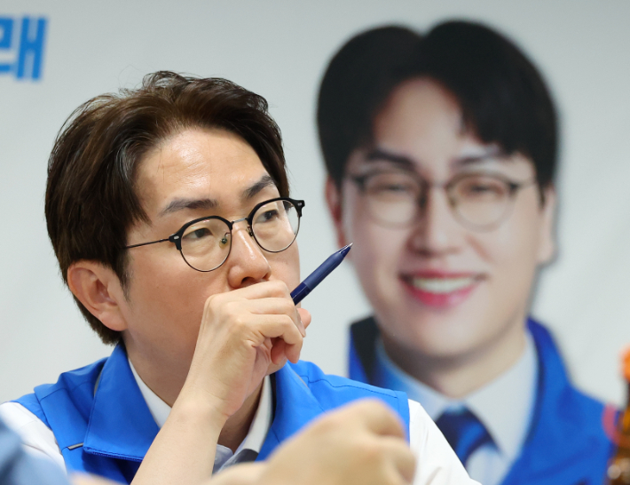 더불어민주당 하정우 부산 북구갑 국회의원 보궐선거 후보가 19일 오전 부산 북구 선거사무소에서 부산 AI기업 간담회를 갖고 있다. 연합뉴스