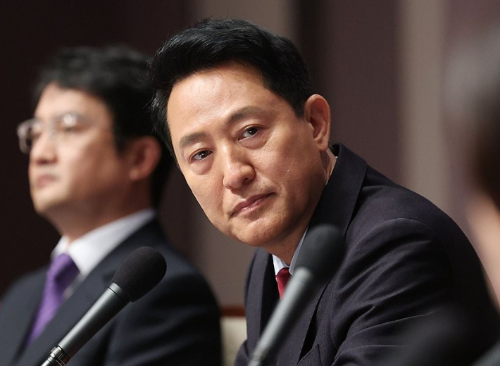국민의힘 오세훈 서울시장 후보가 20일 서울 중구 프레스센터에서 열린 관훈토론회에서 질문을 듣고 있다. 연합뉴스