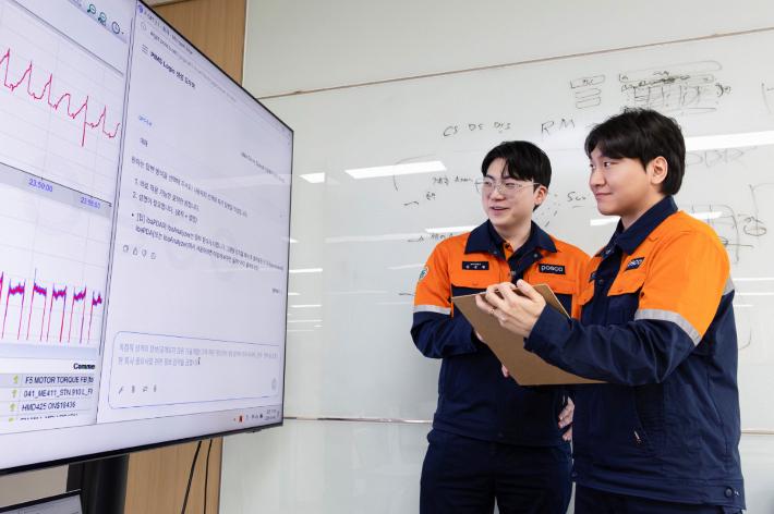 EIC기술부 팀원들이 PIMS 로직 생성 도우미를 활용하고 있다. 포항제철소 제공