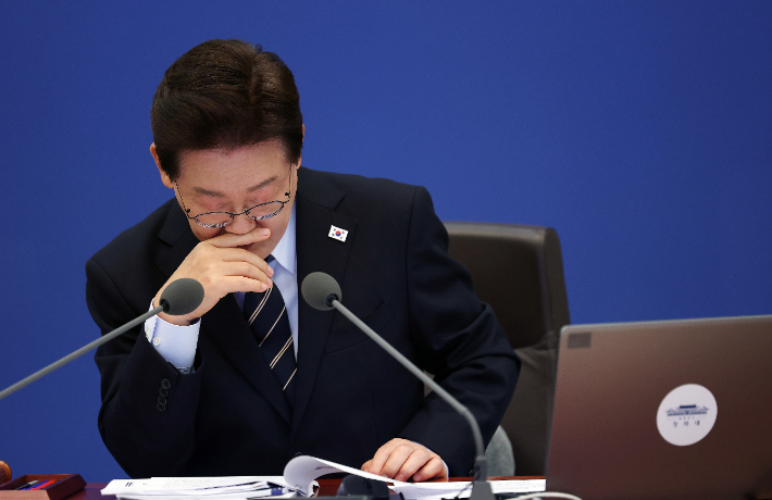 이재명 대통령이 20일 청와대에서 열린 국무회의 겸 비상경제점검회의에서 자료를 보고 있다. 연합뉴스