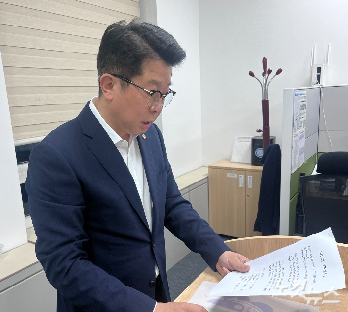 대전사랑시민협의회 김경태 사무처장이 20일 대전시의회에서 기자회견을 통해 입장을 밝히고 있다. 정세영 기자