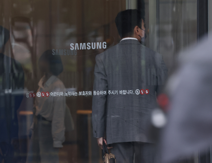 삼성전자 노사의 20일 사후조정 결렬로 노조의 총파업이 가시화되면서 정부가 21년 만에 긴급조정권을 발동할 가능성이 커지고 있다. 사진은 이날 서울 삼성전자 서초사옥. 연합뉴스