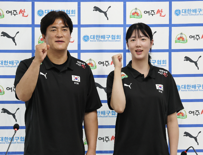 차상현 여자배구 대표팀 감독(왼쪽)과 주장 강소휘가 20일 서울 송파구 올림픽회관에서 열린 2026 한국 남녀 배구 국가대표팀 기자회견에 앞서 올 시즌 선전을 다짐하고 있다. 연합뉴스 
