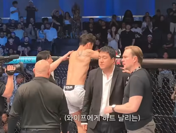 경기 후 아내에게 손하트를 선사하는 최두호. 최두호 SNS 영상 캡처